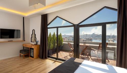 Deluxe Double Room with Balcony and Sea View