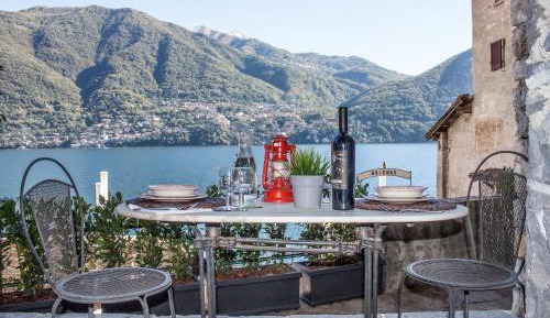 Apartment with Private Garden and Lake View