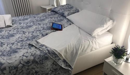 Deluxe Double Room with Side Sea View