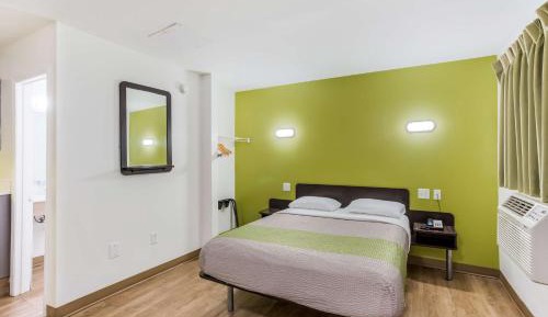 Deluxe Queen Room - Non-Smoking
