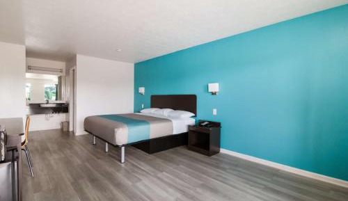 Deluxe King Room - Non-Smoking