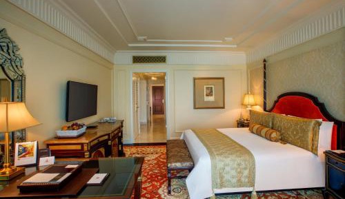 Executive Suite with Lounge Access with Cocktail hrs and BMW Airport Transfers