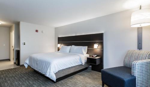 King Room with Roll in Shower - Hearing Accessible/Non-Smoking 