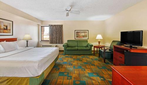 Deluxe King Suite - Non-Smoking