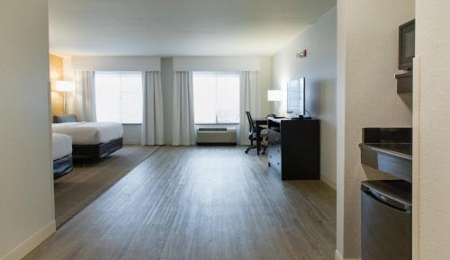 Standard Queen Room with Two Queen Beds and Roll-In Shower - Mobility Access