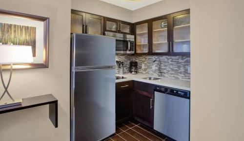 Queen Studio Suite with Bath Tub - Mobility Accessible - Non-Smoking