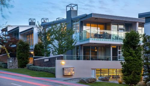 Two-Bedroom, Two Bathroom Apartment with View 