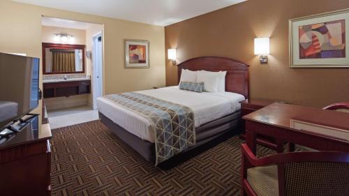 Queen Room with Roll-In Shower - Disability Access