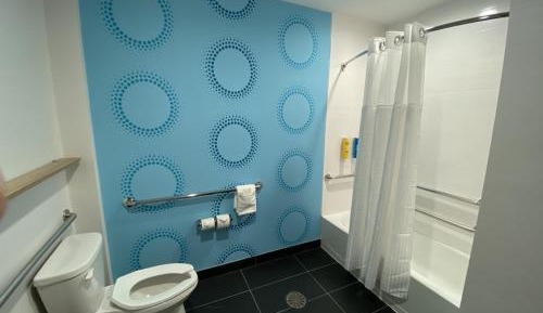 King Room with Bath Tub - Mobility and Hearing Access