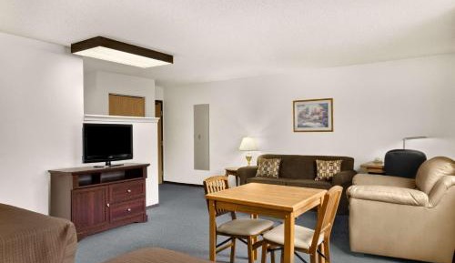 Deluxe Queen Suite - Non-Smoking