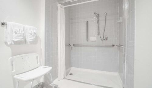 Queen Room - Mobility Access/Non-Smoking