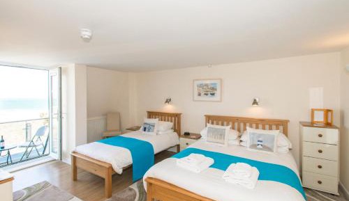 Standard Twin Room with Sea View