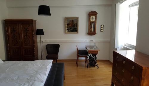 Two-Bedroom Apartment with Free Parking