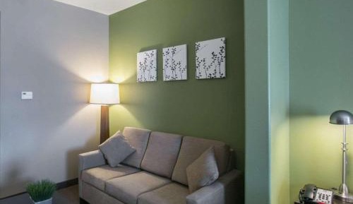 King Suite - Non-Smoking