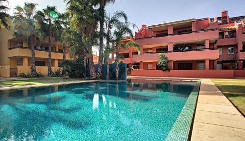 Apartment with Pool View 