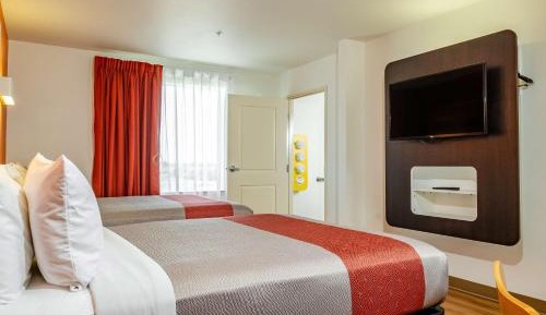 Queen Room with Two Queen Beds - Disability Access - Non-Smoking