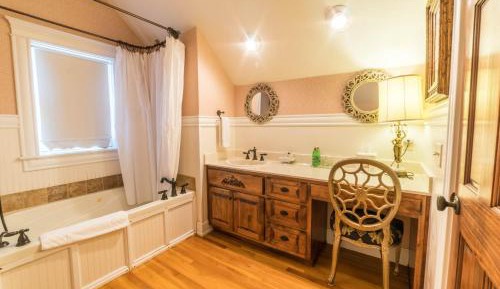Deluxe Queen Room with Spa Bath