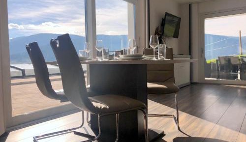Apartment with Mountain View