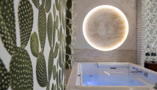 Queen Suite with Spa Bath