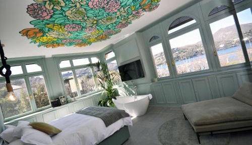 Suite with Lake View