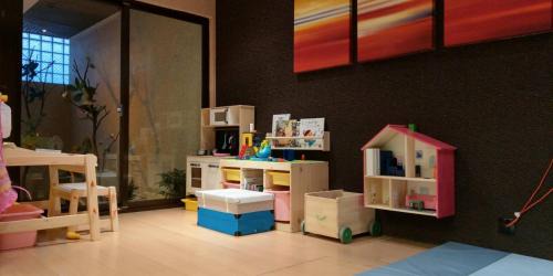Kid-friendly Family Room with Kids Play bed