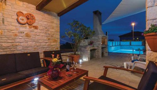 Apartment with Pool View 