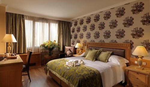 Family Suite (2 Adults + 2 Children)