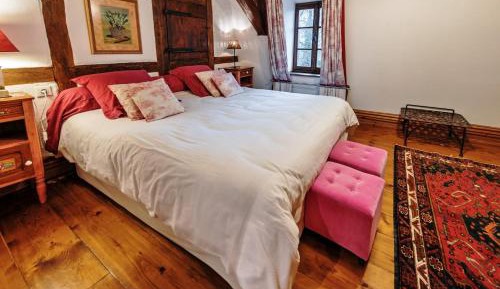 Charles Suite (queen size bed or twin beds)