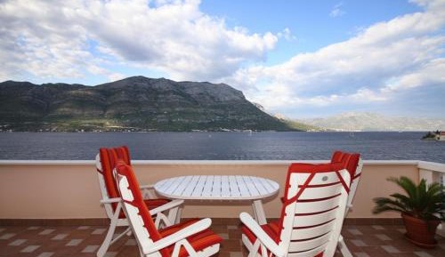 Private Entrance Comfort Two-Bedroom Apartment with Sea View and Terrace