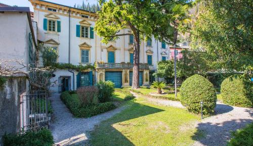 Apartment with Lake View