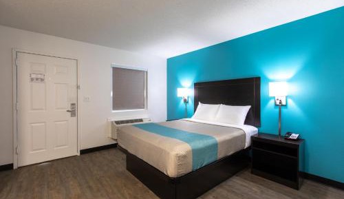 Deluxe Queen Room - Non-Smoking