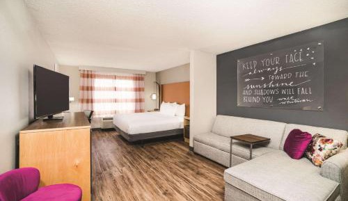King Room with Roll-in Shower - Mobility Access/Non-Smoking