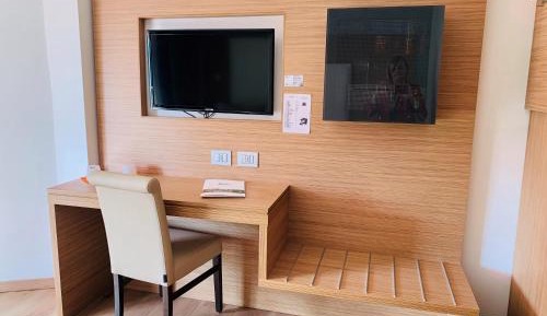 Standard Double Room with Window and Partial Lake View