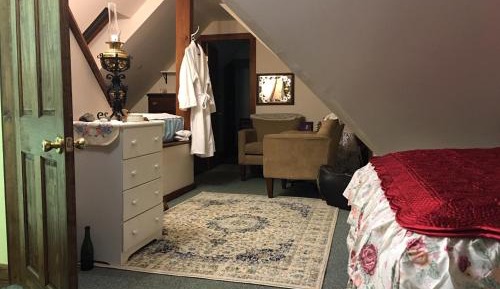 Family Room Queen's Attic