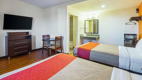 Deluxe Two Full Bed with Bathtub - Non Smoking
