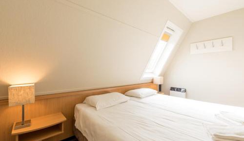 Family Room ( 4 Adults + 2 Children)