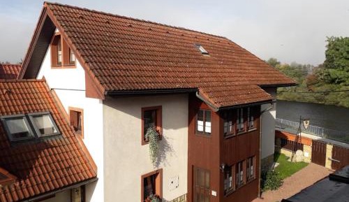 Six-Bedroom House with Garden