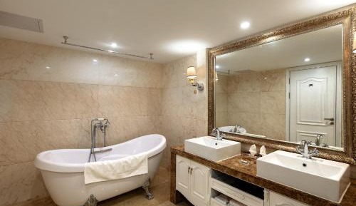 Premier Twin Room with Lake View