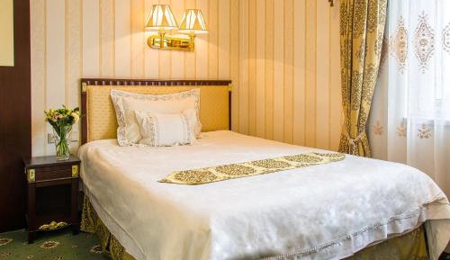 Deluxe Queen Room