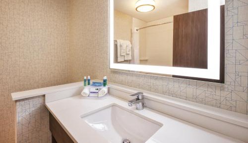 Standard Queen Room with Two Queen Beds and Mobility Accessible Tub