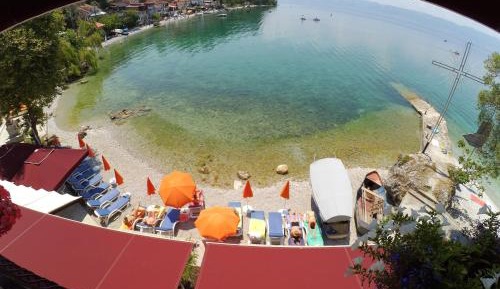 One-Bedroom Apartment with Balcony and Lake View