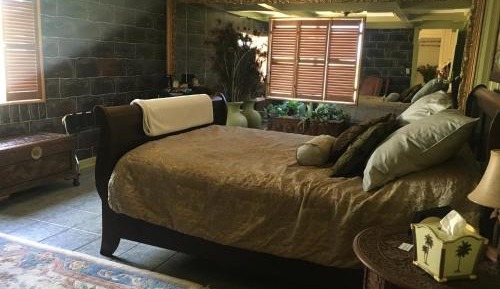 Deluxe Queen Room with Bath