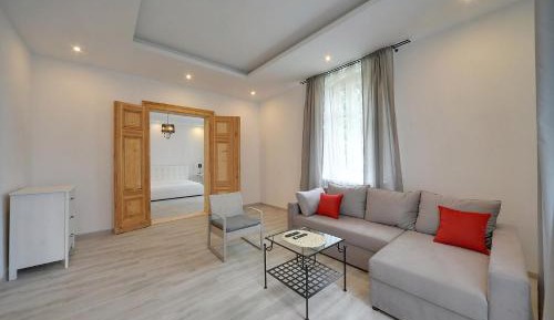 Apartment with Mountain View