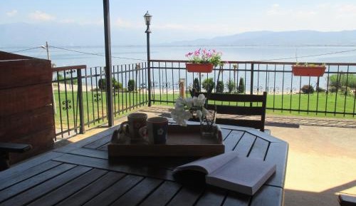 Apartment with Lake View