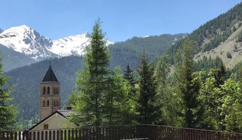 Apartment with Mountain View