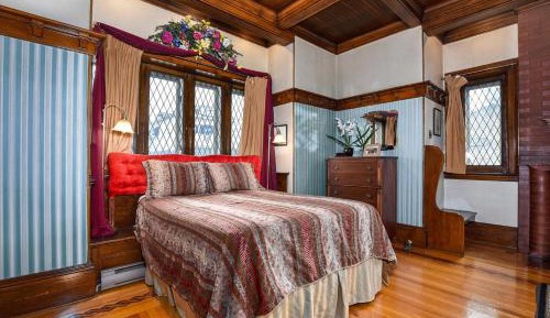 Suite 101 - Queen Suite with Private Entrance - Ground Floor