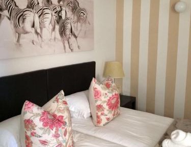 Deluxe Queen Room with Two Bunk Beds