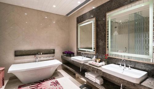 Junior Suite with Breakfast, One way Airport Transfers, Evening Cocktail Hours and High Tea
