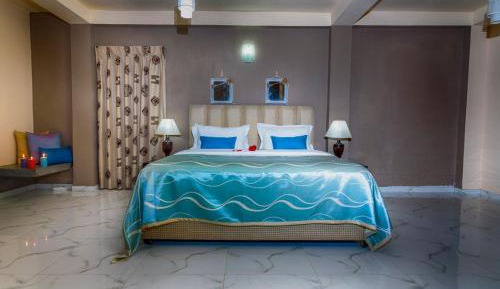 Deluxe Suite with Mountain View