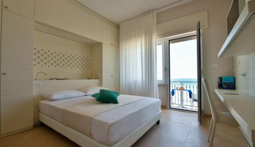 Deluxe Double Room with Balcony and Sea View